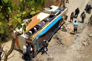 खोटाङमा तीर्थयात्री बोकेको बस दुर्घटना: एक जनाको मृत्यु, ३८ घाइते