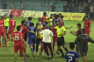 विराट गोल्डकपमा झगडा, दुई खेलाडीलाई रेड कार्ड