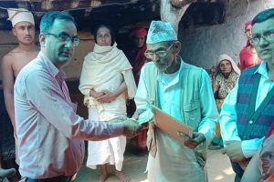 करेन्ट लागेर मृत्यु भएकाको परिवारलाई महालक्ष्मी नगरले दियो राहत रकम