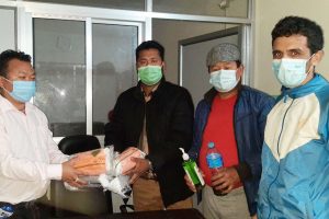 धनकुटाका पत्रकारलाई स्वास्थ्य सामाग्री प्रदान