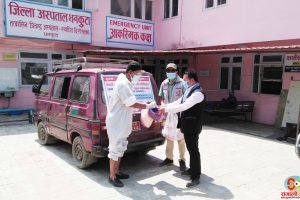 काँग्रेस सचिव राईले व्यक्तिगत रुपमा चालकलाई दिए पीपीईसहित स्वास्थ्य सामाग्री