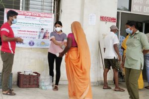 नोबेल अस्पताल सञ्चालक डा.शर्माले कोरोना संक्रमितलाई निःशुल्क खुवाउँन थाले खाना