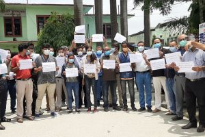 कोशी अस्पतालका अहेवमाथि प्रहरीद्वारा कुटपिट, स्वास्थ्यकर्मी आन्दोलित