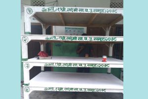 सामुदायिक बनले उपभोक्तालाई खाट वितरण गर्दै, भुईँमा सुत्नुपर्ने बाध्यताको अन्त्य गरिने