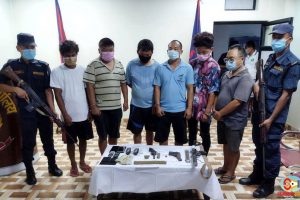 हतियार देखाएर सुनचाँदी पसल लुट्न खोज्ने छ जनालाई पक्राउ गरी प्रहरीले गर्यो सार्वजनिक