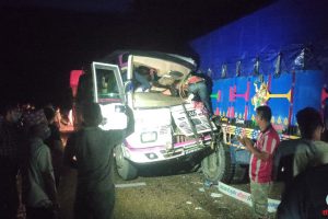 धनकुटामा रोकेर राखिएको ट्रकमा बस ठोक्किँदा आठ जना घाइते