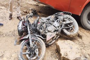 धरानमा बसको ठक्करबाट आमाको मृत्यु, छोरा घाइते