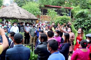 धनकुटामा सरकारी स्वास्थ्य सामाग्रीमा कांग्रेसको चुनाव चिन्ह टाँसेको भन्दै विरोध प्रदर्शन