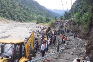 खोला बगरबाट अस्थायी सडक बनाएर खुलाइयो कोशी राजमार्ग