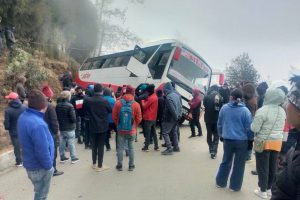 धनकुटाको नुनथलामा बस दुर्घटना हुँदा चार घण्टा सडक अवरुद्ध