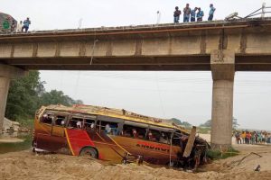 पुलबाट बस खस्दा नौं जनाको मृत्यु, तीन दर्जन घाइते