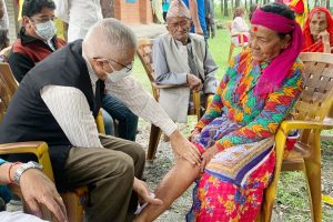 नोबेलको निःशुल्क स्वास्थ्य शिविरमा डा.शेखर कोइरालाले जाँचे बिरामी