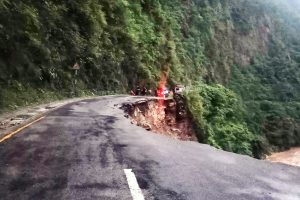 पृथ्वी राजमार्गमा भासियो सडक, सवारी आवतजावत अवरुद्ध