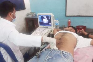 डा.शर्माद्वारा सञ्चालित एम्बुलेन्स क्याम्पबाट साउनमा १५ हजार बिरामीले पाए निःशुल्क उपचार