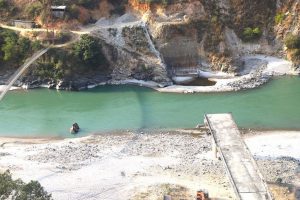 लुबुघाटस्थित तमोर नदीमा निर्माण थालिएको ११ बर्षसम्म पनि बनिसकेन पक्की पुल