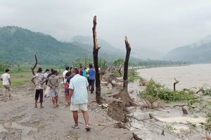 सप्तकोशीको बाँध फुट्यो, सयौं घर जोखिममा