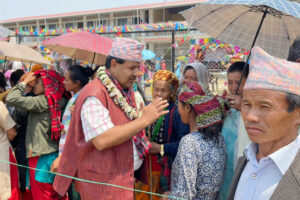 केपिलासगढीका विपन्न बिरामीलाई सांसद शर्माले मिलाइदिए एक वर्षसम्म निःशुल्क उपचारको व्यवस्था