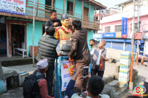 मदन भण्डारीको सालिकमा माल्यार्पण