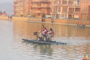 पोखरीमा ‘वाटर साइकल’ (तस्वीर)