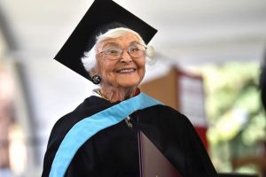 १०५ वर्षीया अमेरिकी महिलाले पूरा गरिन् मास्टर्स डिग्री