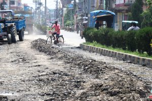 भत्काइयो विराटनगरको ‘नमूना सडक’: सूचना बोर्डबिनै मर्मतको काम