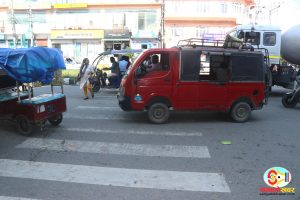 बीच सडकमै गाडी, सडक पेटीमा व्यापार र पार्किङ (बेथितिका तस्बिरहरू)
