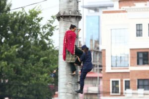 ‘लिभिङ टुगेदर’ बसेको केटाले बिहे गर्न नमानेपछि महिलाद्वारा पोलबाट हामफाल्ने प्रयास