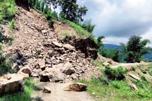 पहिरो खसेपछि धनकुटाको सेउले-मधुगंगा ग्रामीण सडक अवरुद्ध