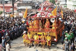 राधाकृष्ण रथ यात्रामा हेलिकप्टरबाट पुष्पगुच्छा बर्साइने