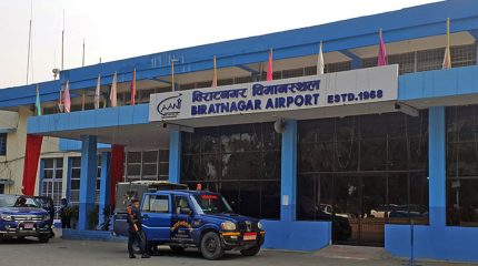 विराटनगर विमानस्थलबाट २७ लाख रुपैयाँसहित दुई जना पक्राउ