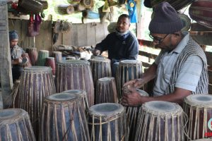 तिहार नजिकिएसँगै मादल बनाउन भ्याइ नभ्याइ