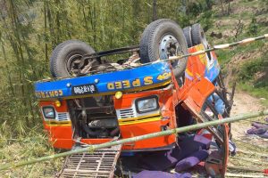 धनकुटामा बस पल्टिँदा एक जनाको मृत्यु, १३ घाइते