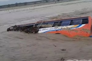 उदयपुरको त्रियुगा नदीले बगायो बस