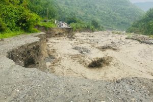 लेउतीको बाढीले सडक बगाउँदा कोशी राजमार्ग अवरुद्ध