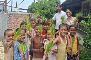 धान रोप्दै विद्यार्थीहरू (फोटो फिचर)