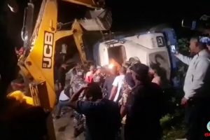 धनकुटामा ट्याङ्कर पल्टिँदा च्यापिएका चालकको प्रहरीद्वारा सकुशल उद्धार