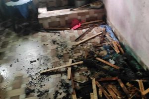 झापामा घरमा लागेको आगो निभाउने क्रममा चार जना घाइते 