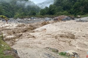 हेवा खोलामा पानीको सतह बढ्दा मेची राजमार्ग अवरुद्ध