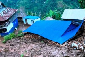 ताप्लेजुङमा घरमाथिबाट पहिरो खस्दा एक जना गम्भीर घाइते