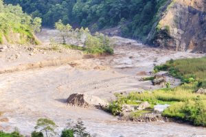 ताप्लेजुङमा तमोर, घुन्सा र हेल्लोकमा आएको बाढीले बगायो बेलिब्रिज 