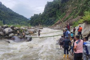 पाँचथरमा पाहा मार्न जाँदा खोलामा फसेका ४ जनाको सकुशल उद्धार