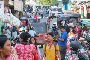 धनकुटा बजारमा दशैँको किनमेलका लागि उपभोक्ताको चहलपहल (फोटो फिचर)