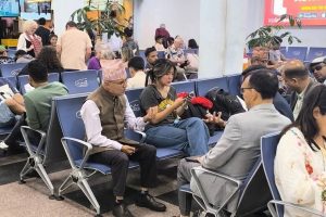 अर्थमन्त्री खनाल साधारण यात्रुहरू जस्तै विमानस्थलबाट बाहिरिए