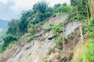 पहिरोको जोखिमले साँगुरीगढीको मोक्तेन गाउँका नौ घर स्थानान्तरण