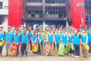 जेनजी आन्दोलनमा ध्वस्त इटहरीको यातायात कार्यालय विद्यार्थीद्वारा सफाइ