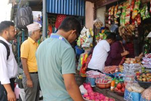 धनकुटाको सिधुवा बजार अनुगमन, म्याद गुज्रिएका सामान बरामद