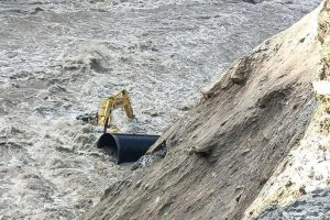 ताप्लेजुङमा काबेली नदीले एक्साभेटर र टिपर बगायो