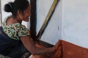 आयातित रङ्गको प्रयोगले लोप हुँदै रातो माटो र कमेरोले घर लिपपोत गर्ने चलन