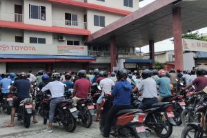 विराटनगरका पेट्रोल पम्पमा सवारी साधनको लाइन (फोटो फिचर)