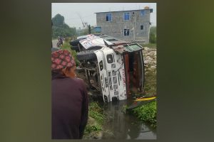 झापाको दमकमा बस दुर्घटना, एक जनाको मृत्यु